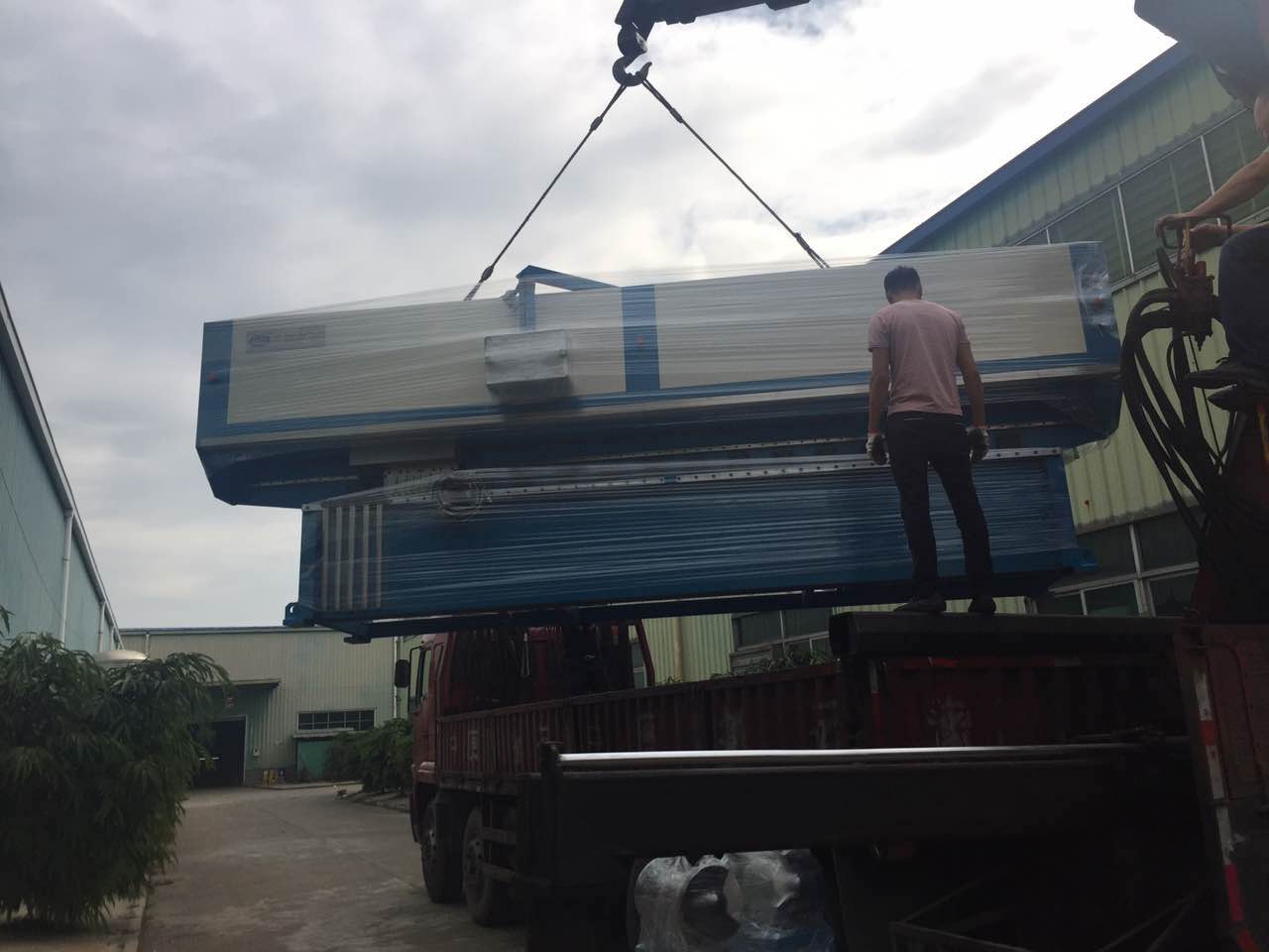 佛山力源市場晝夜引進(jìn)兩臺國輝刨槽機(jī)