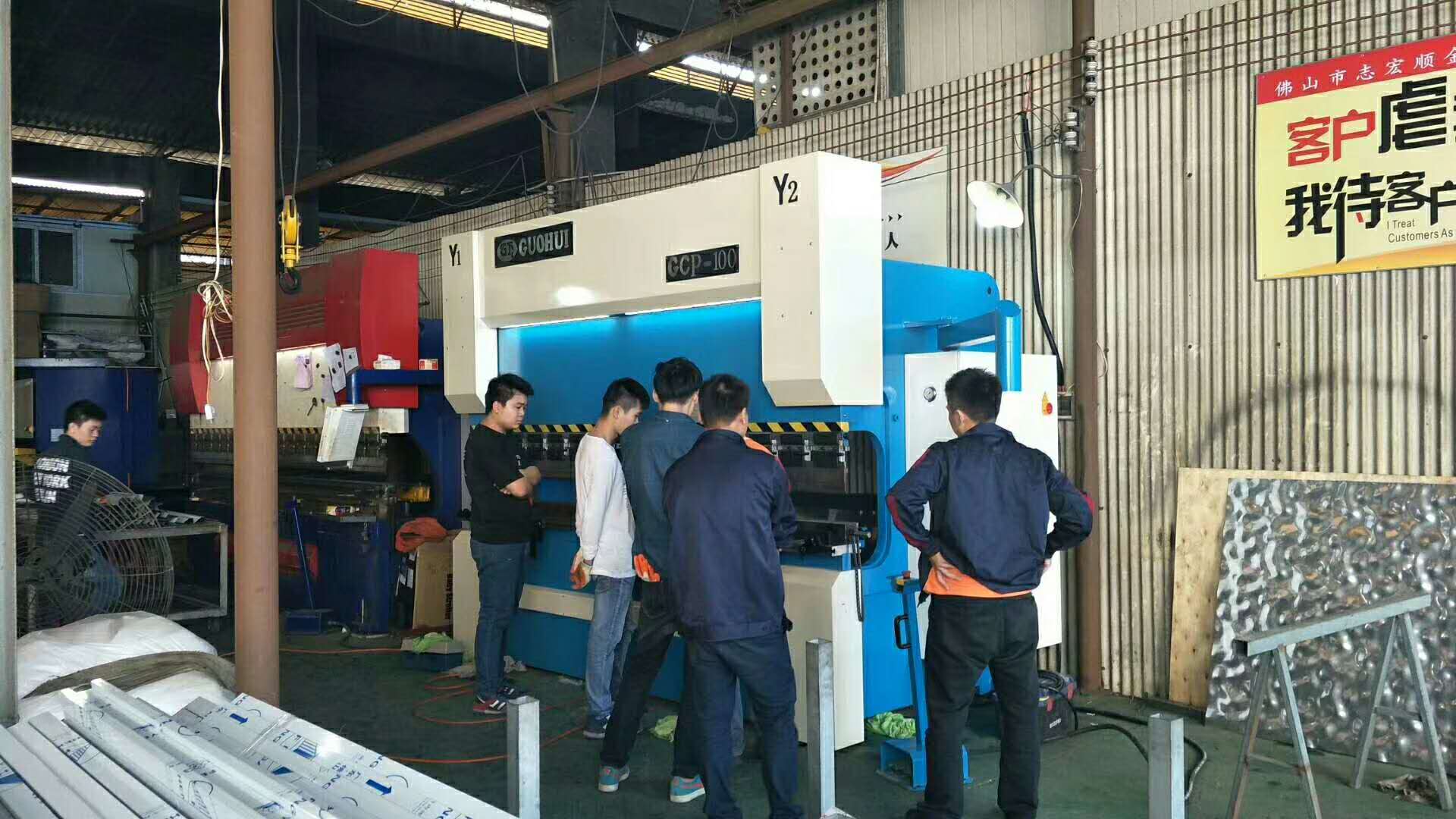 國輝機(jī)械3臺電液伺服折彎機(jī)抵達(dá)佛山力源市場